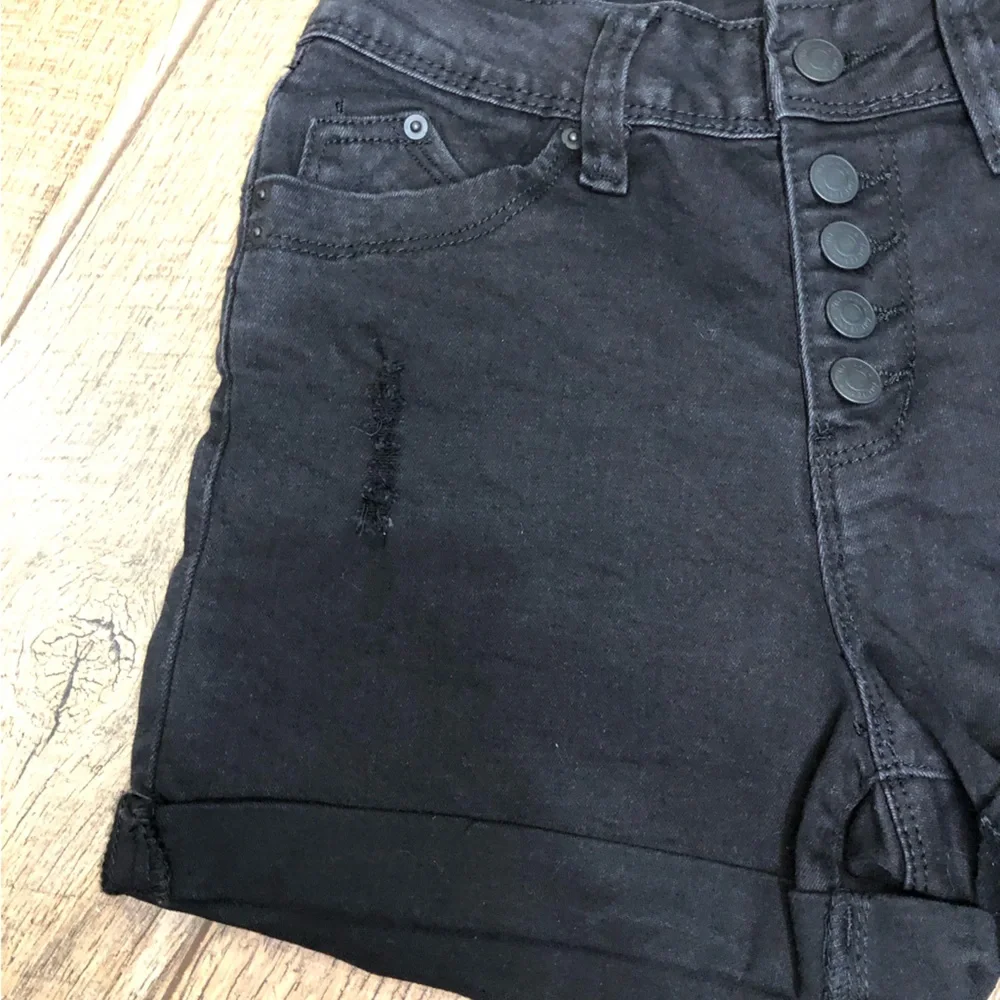 YMI Black Distressed High Waisted Button Up Curvy Fit Denim Shorts Size 5/27 - Picture 6 of 8